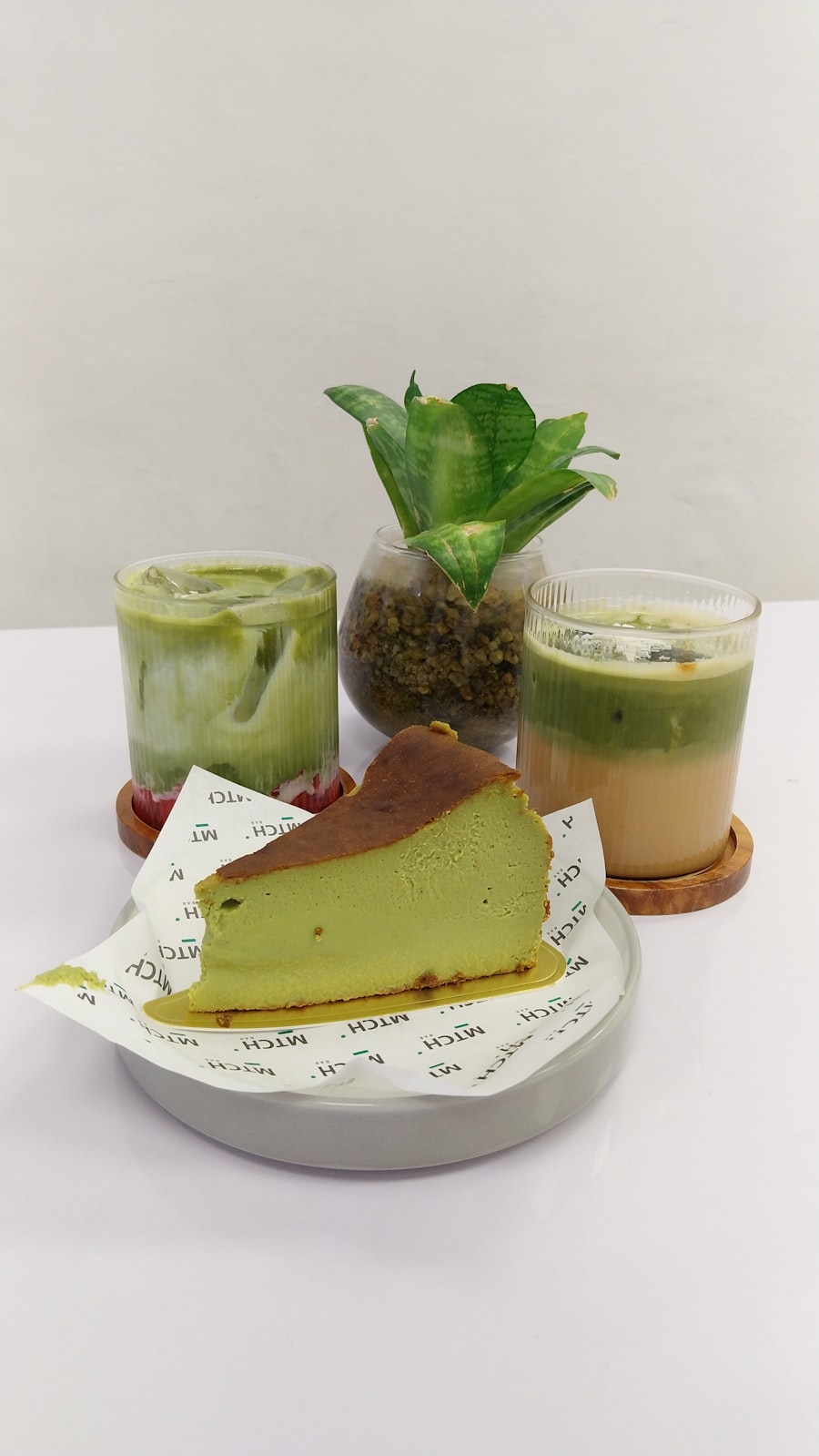 Matcha latte i ciasto matcha na jasnym blacie