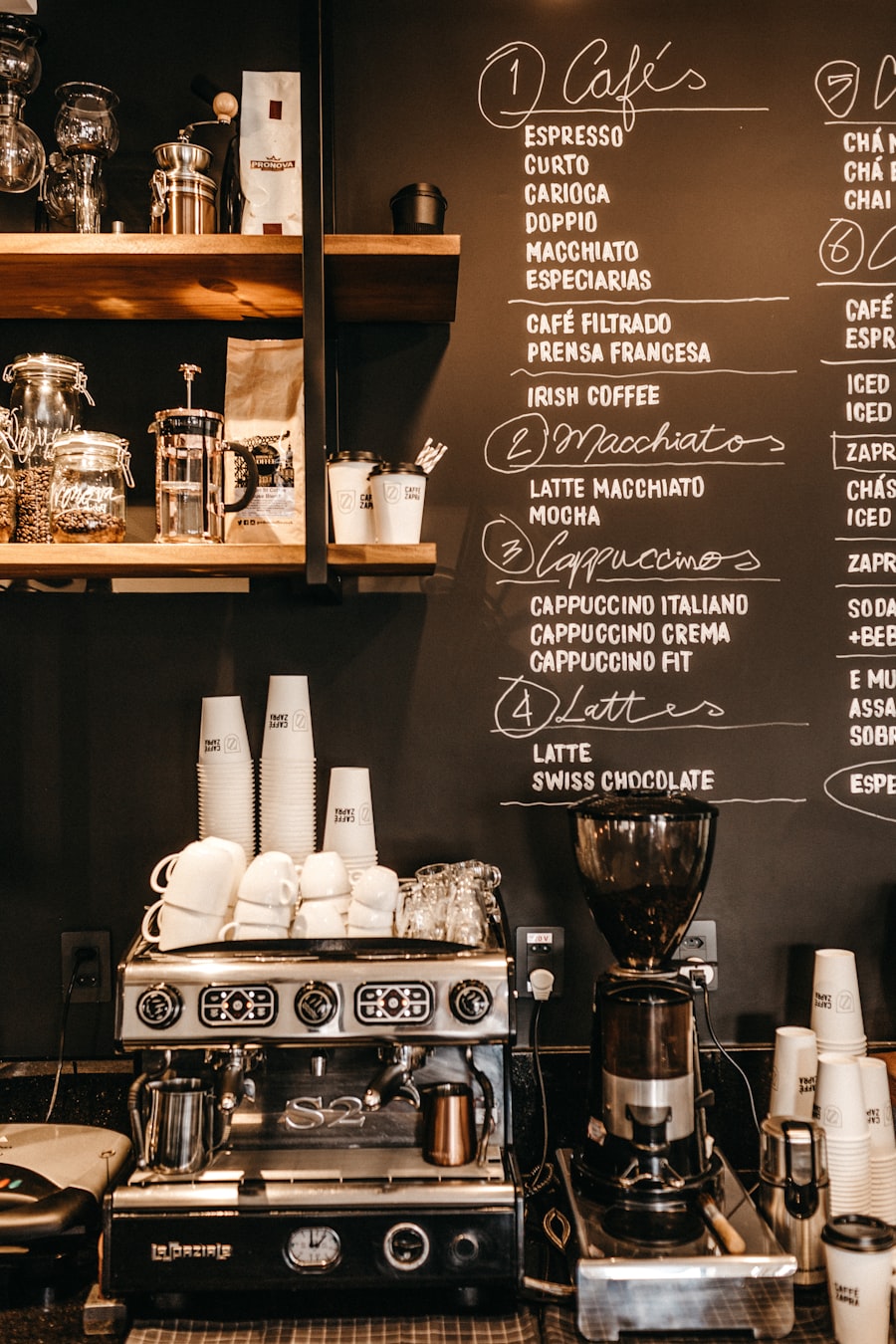 Bar z ekspresem i tablicą z menu