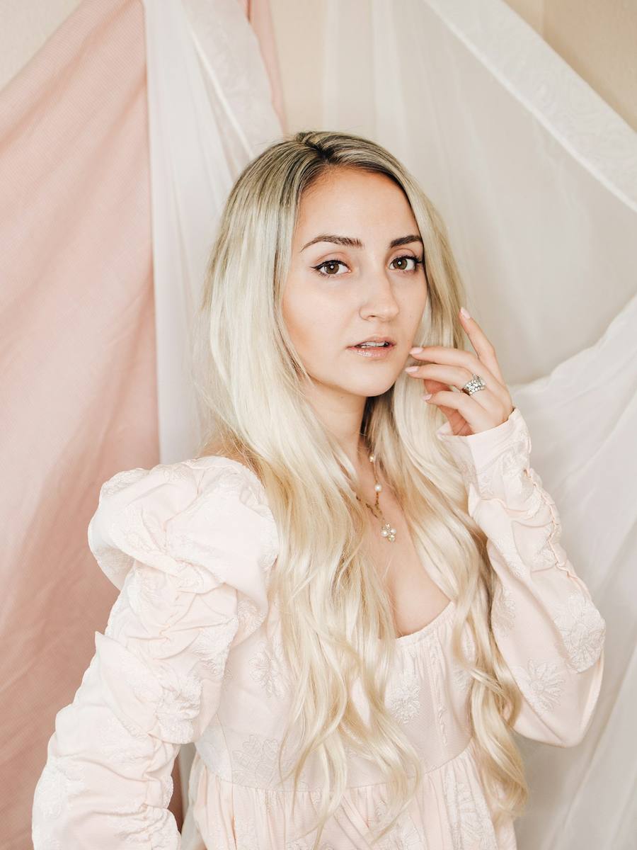 Jasny blond ułożony w delikatne fale